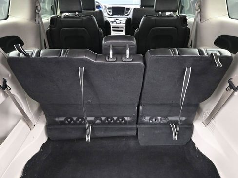 Used 2024 Chrysler Pacifica Touring-L image 9
