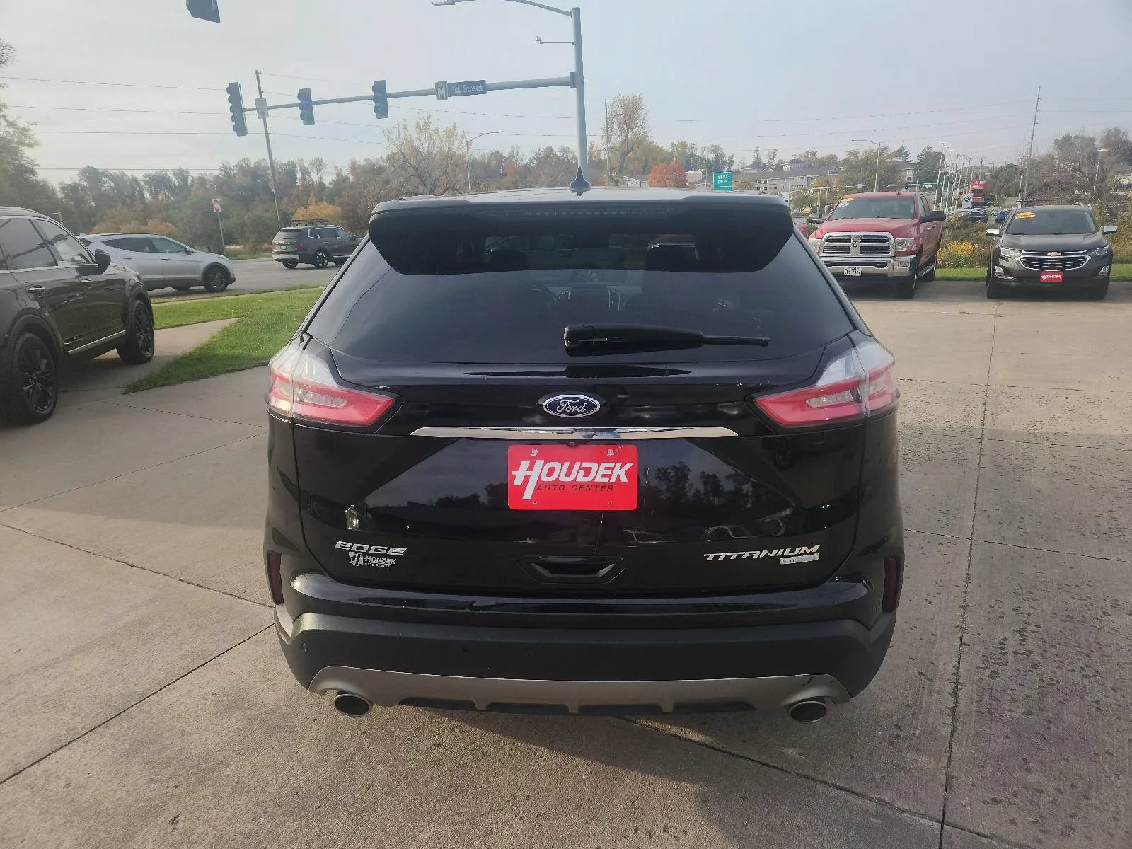 Used 2020 Ford Edge Titanium FWD image 4