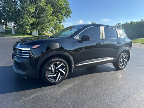 Used 2025 Nissan Kicks SV FWD image 2