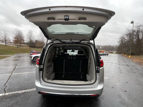 Used 2024 Chrysler Pacifica Touring-L image 18