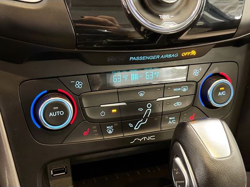 Used 2016 Ford Focus Titanium FWD image 24