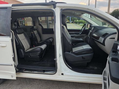 Used 2010 Chrysler Town & Country Touring Plus image 17