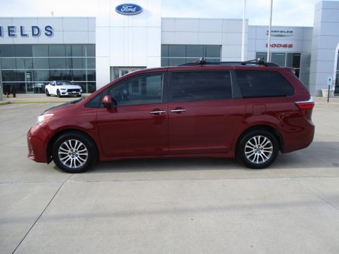 Used 2018 Toyota Sienna XLE Premium image 2