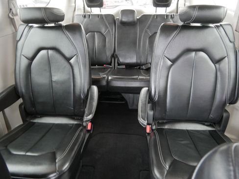 Certified 2022 Chrysler Pacifica Touring-L image 13