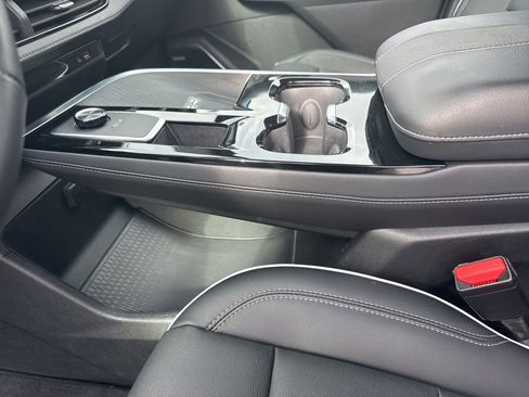 Used 2025 Buick Enclave Preferred image 32