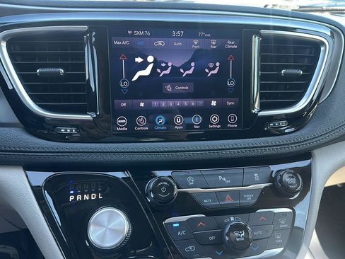 Used 2019 Chrysler Pacifica Limited FWD image 28