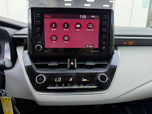 Used 2022 Toyota Corolla LE FWD image 32