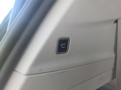 Used 2023 Chrysler Pacifica Touring-L FWD image 14
