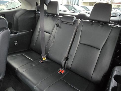 Used 2023 Toyota Highlander XLE FWD image 19