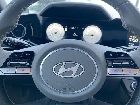 Used 2025 Hyundai Elantra SEL FWD image 17