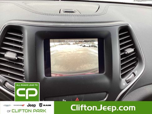 Certified 2020 Jeep Cherokee Latitude Plus w/ Cold Weather Group image 14