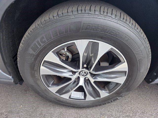 Used 2023 Toyota Highlander XLE FWD image 5