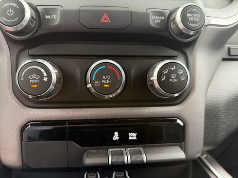 Used 2022 RAM 1500 Big Horn AWD/4WD image 36