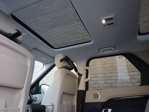 Used 2019 Land Rover Discovery SE AWD/4WD image 25