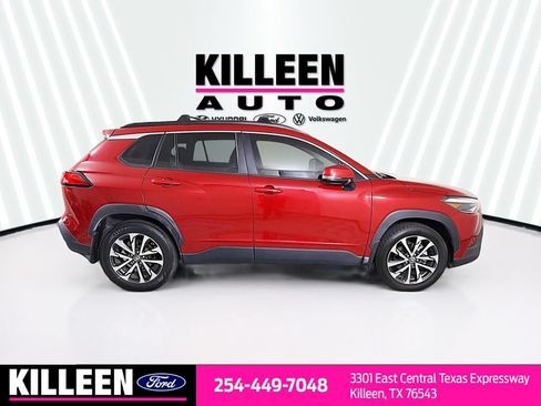 Used 2022 Toyota Corolla Cross XLE w/ Convenience Package FWD image 9