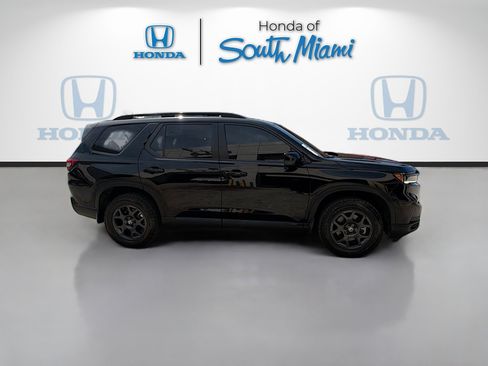 Used 2025 Honda Pilot TrailSport image 8
