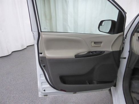 Used 2017 Toyota Sienna L image 20