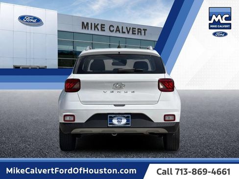 Used 2025 Hyundai Venue SEL FWD image 4
