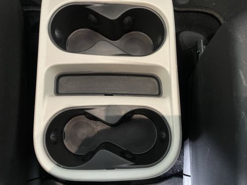 Used 2022 Chrysler Voyager LX image 13