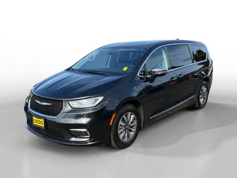 Used 2023 Chrysler Pacifica Limited image 1