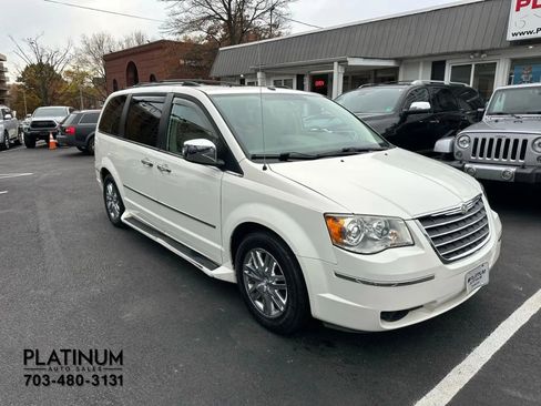 Used 2008 Chrysler Town & Country Limited w/ Entertainment Group #3 image 4