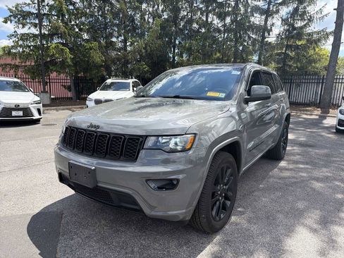 Used 2019 Jeep Grand Cherokee Altitude AWD/4WD image 6