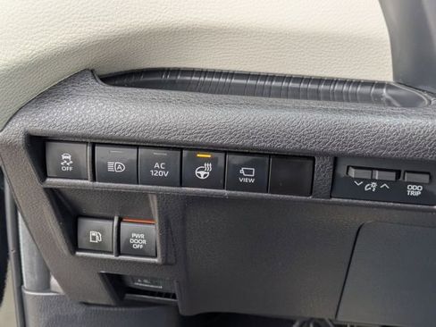 Used 2025 Toyota Sienna Platinum image 21