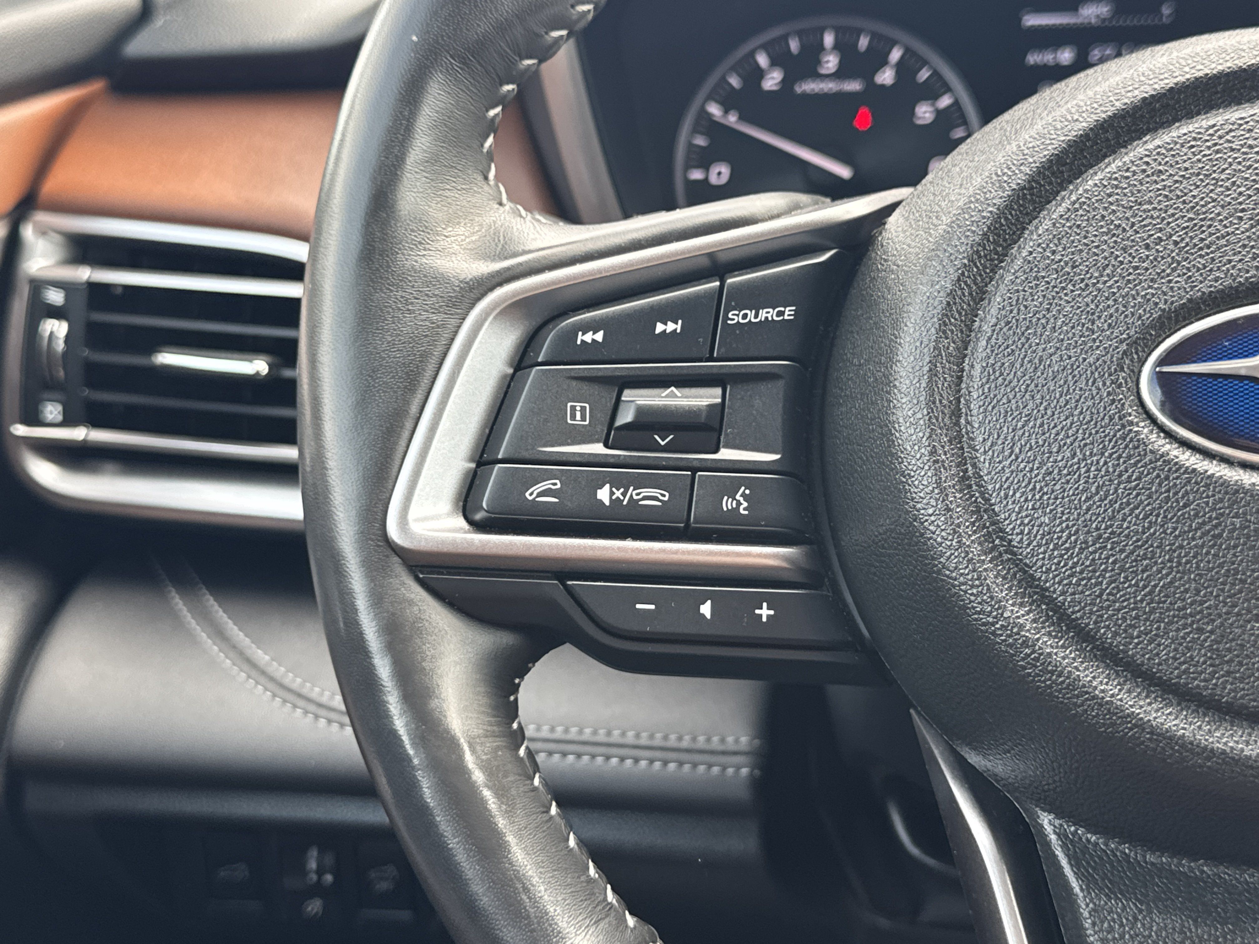 Used 2025 Subaru Outback Touring AWD/4WD image 8