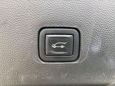 Used 2020 Chevrolet Traverse LT FWD image 37