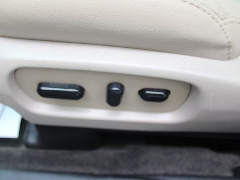 Used 2015 Ford Explorer XLT w/ Equipment Group 202A FWD image 18