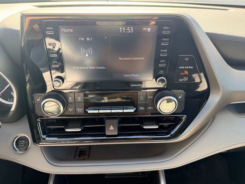 Used 2022 Toyota Highlander XLE image 28