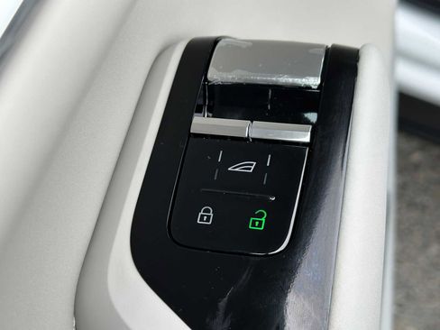 New 2025 Volvo EX90 Plus image 30