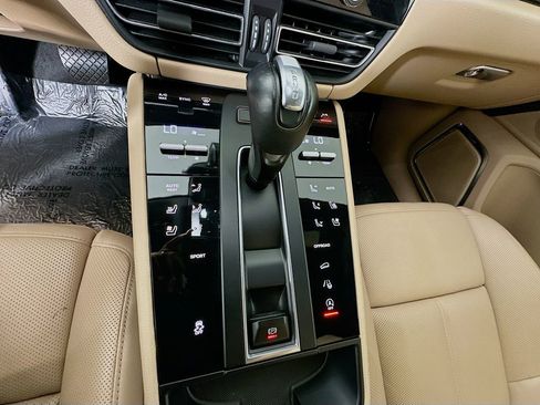 Certified 2023 Porsche Macan AWD/4WD image 19