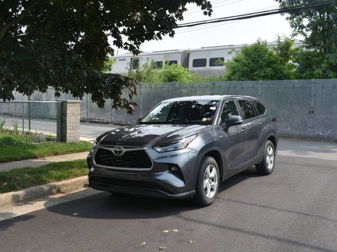 Used 2025 Toyota Highlander LE FWD image 3