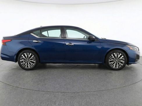 Used 2025 Nissan Altima 2.5 SV image 11