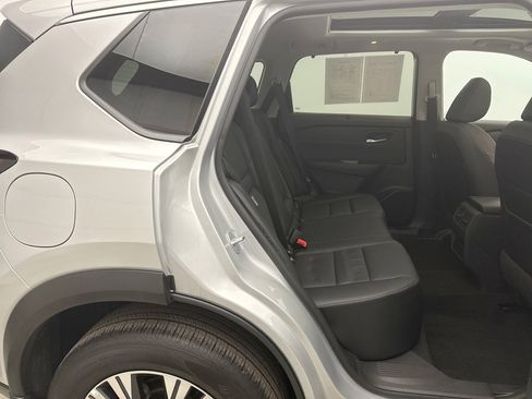 Used 2023 Nissan Rogue SV w/ SV Premium B Package image 18