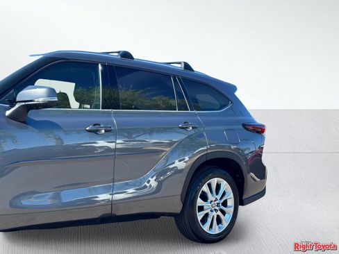 Certified 2024 Toyota Highlander Limited FWD image 9