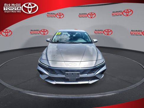 Used 2025 Hyundai Elantra SEL FWD image 3