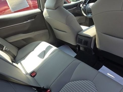 Used 2023 Toyota Camry SE w/ Cold Weather Package FWD image 17