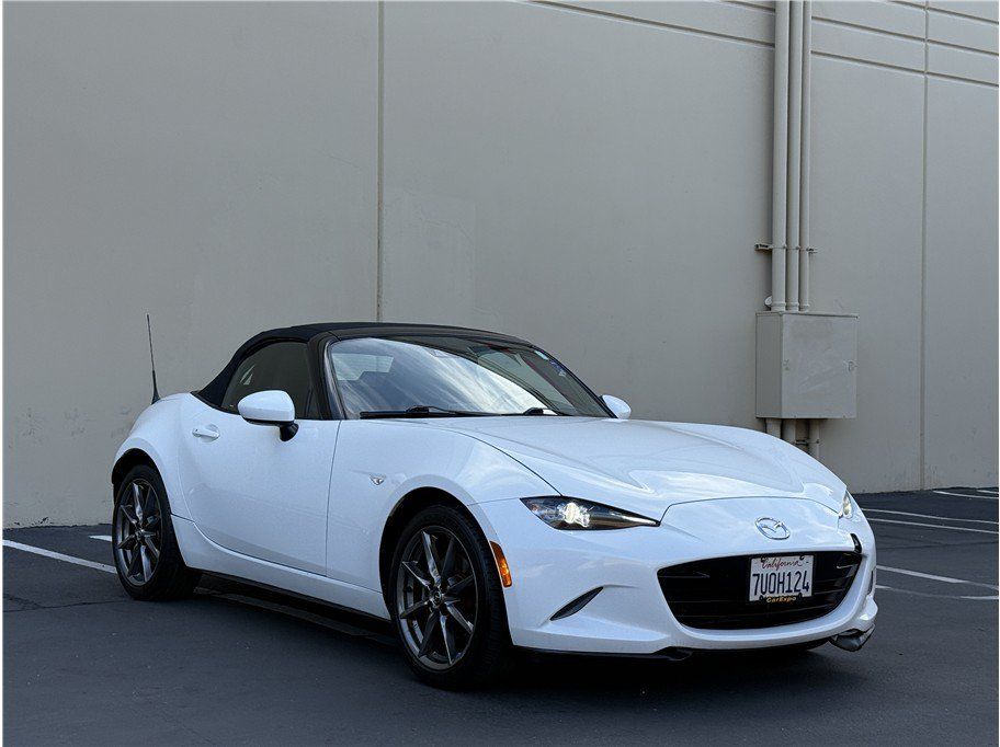 Used 2017 MAZDA MX-5 Miata Grand Touring RWD image 3