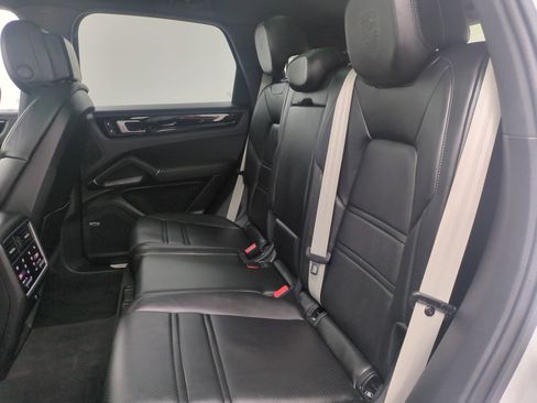 Certified 2022 Porsche Cayenne Platinum Edition AWD/4WD image 21