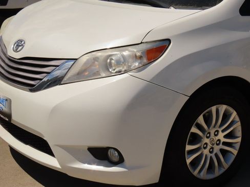 Used 2016 Toyota Sienna XLE image 3