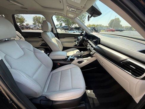 Used 2025 Kia Telluride S FWD image 3