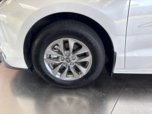 Used 2025 Toyota Sienna XLE w/ XLE Plus Package FWD image 45