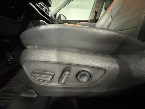 Used 2021 Toyota Highlander XLE AWD/4WD image 11