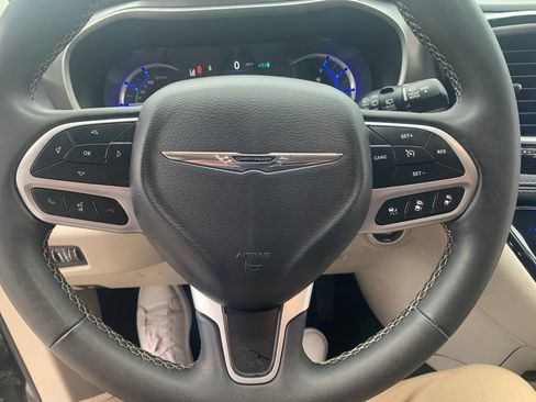 Used 2023 Chrysler Pacifica Touring-L FWD image 18