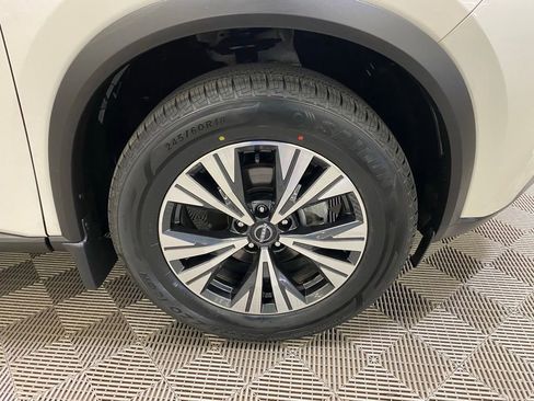 Used 2023 Nissan Rogue SV FWD image 2