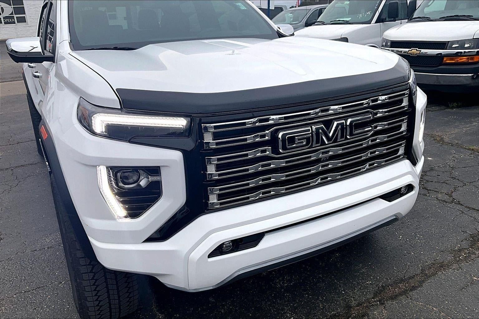 Used 2026 GMC Canyon Denali w/ LPO, Black Badging Package AWD/4WD image 3