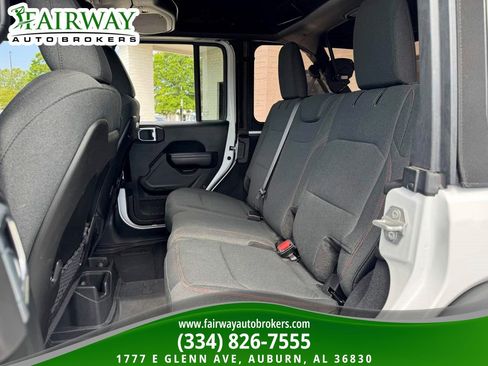 Used 2024 Jeep Wrangler Unlimited Rubicon w/ Capability Package image 11