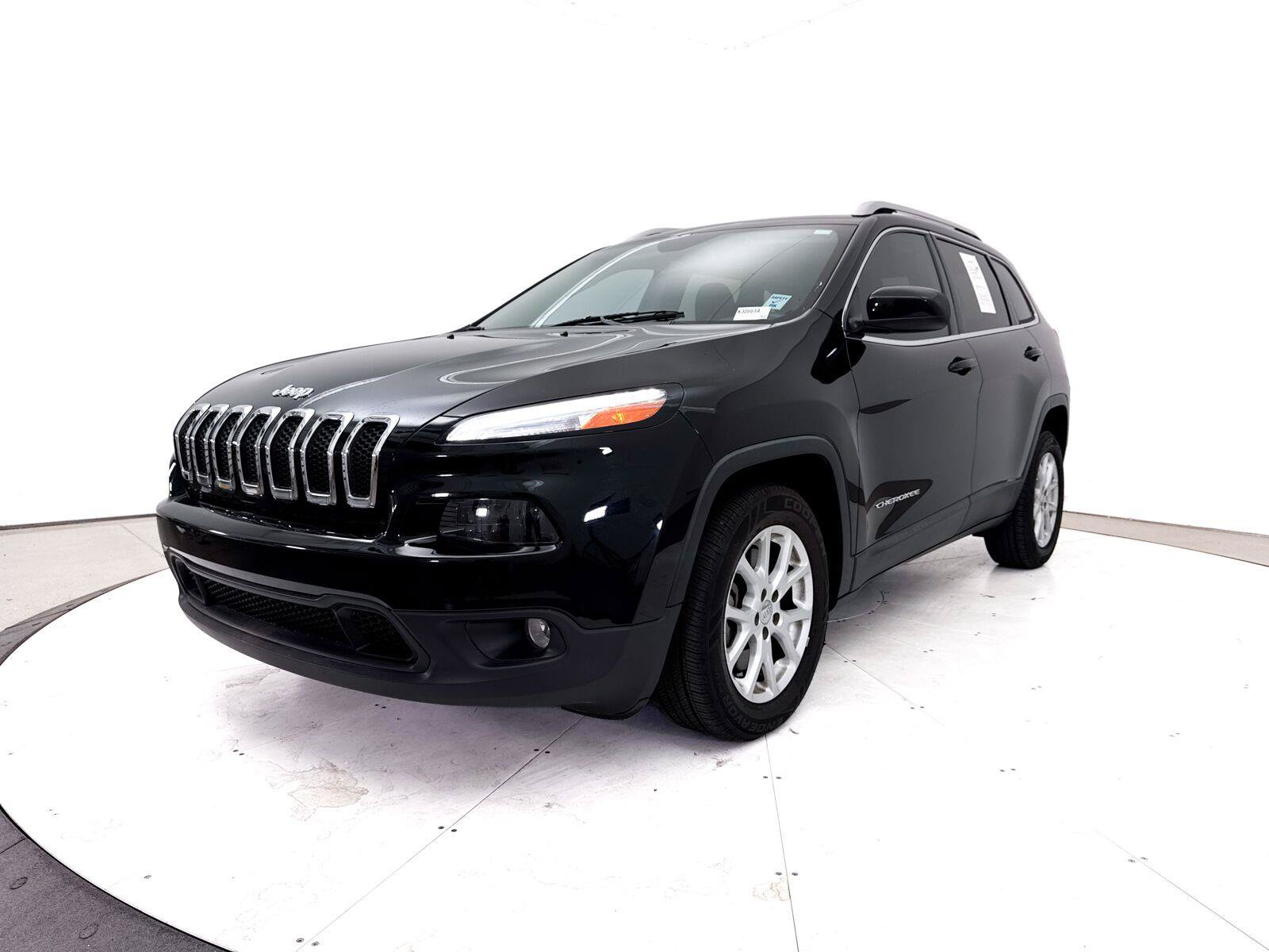 Used 2017 Jeep Cherokee Latitude w/ Comfort & Sound Group FWD image 3